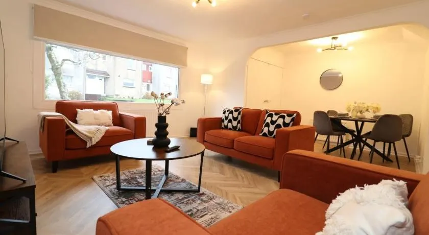 Modern 3BR Home with Parking - Image 1