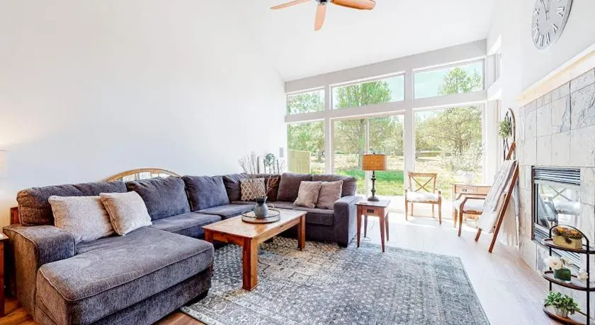 Dog-Friendly Home with Private Hot Tub High-Speed WiFi Shared Pool & Central AC - Image 1