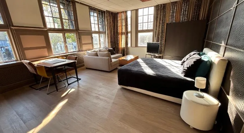 Stylish independent Studio S1, City Centre Dordrecht - Image 1