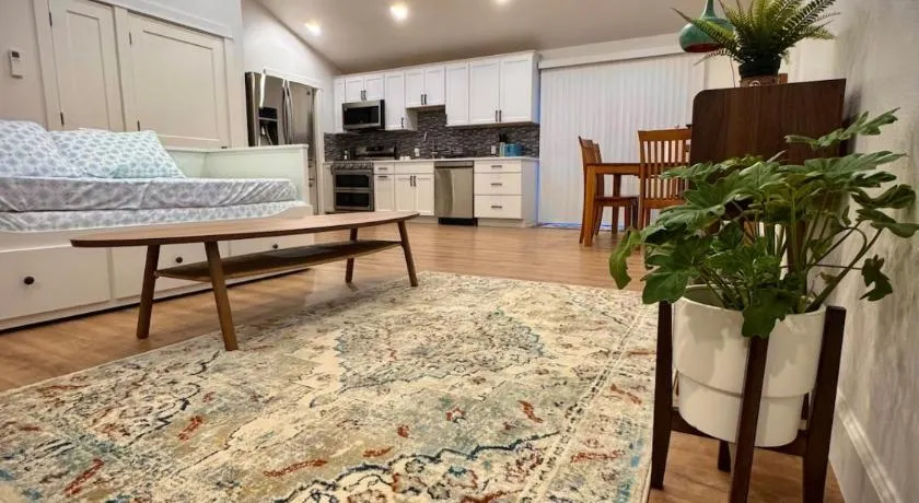 The Grove - A Family Friendly Modern Studio in Portland-Beaverton-Hillsboro - Image 1