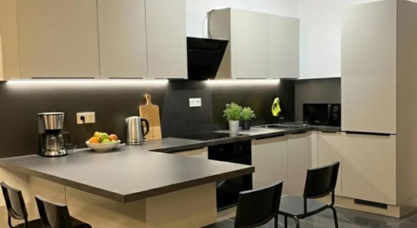 Quiet Courtyard Apartment - Easy Parking & Quick Bus to City Center - Image 1