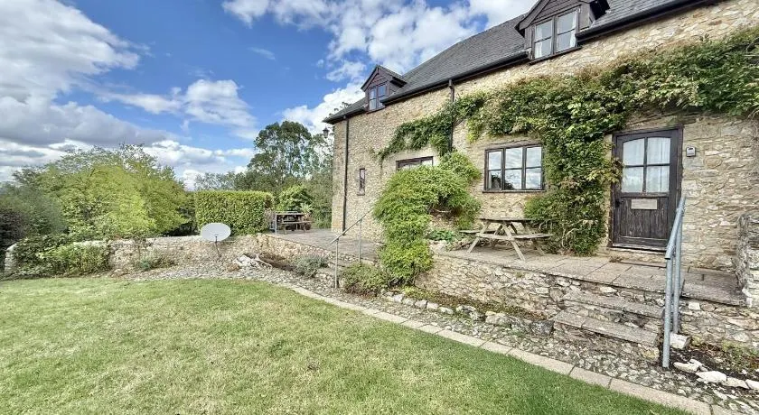 Wisteria Cottage - Image 1