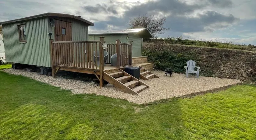 Oakley View Shepherds Hut with hot tub - Image 1