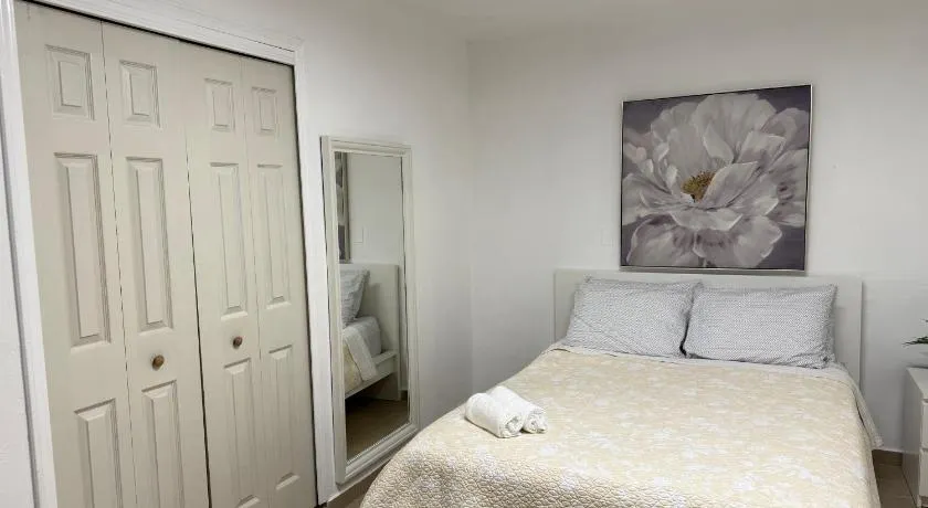 Hollywood Apartments - C - Image 1