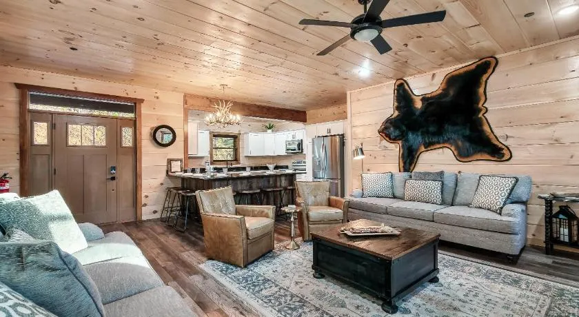 Grand Mountain Cabin Near Great Smoky Mountains National Park - Image 1