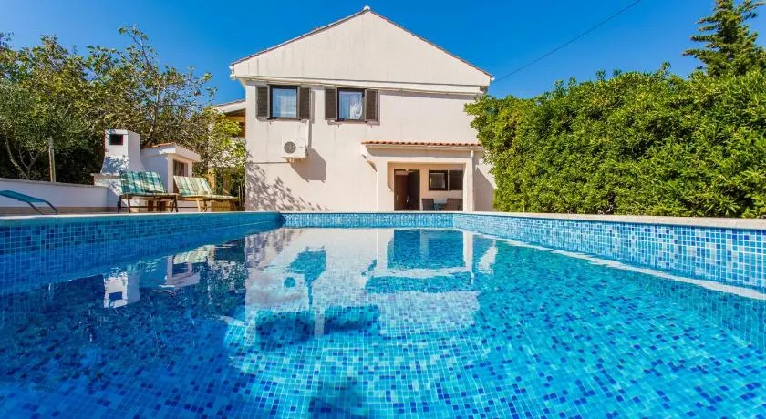 Apartamento vacacional con barbacoa y terraza | Vistas al jardín - Image 1
