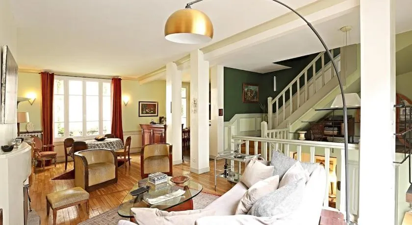 My Beautiful House With a Garden in Paris - Image 1