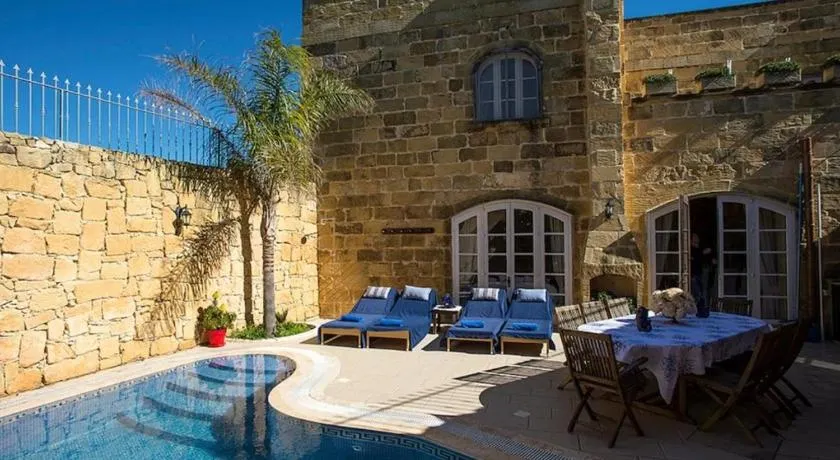 Betty Cake House & Pool - Image 1