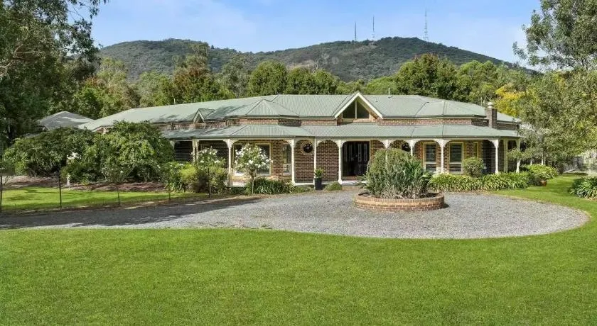 Private Countryside Retreat Near Melbourne Pool Huge Grounds - Image 1
