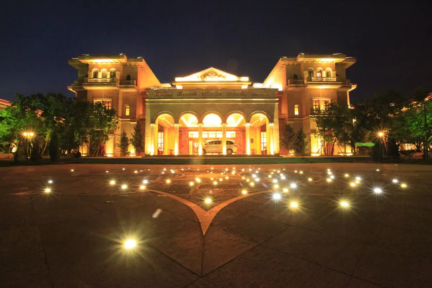 Avanna Hotel - Image 1