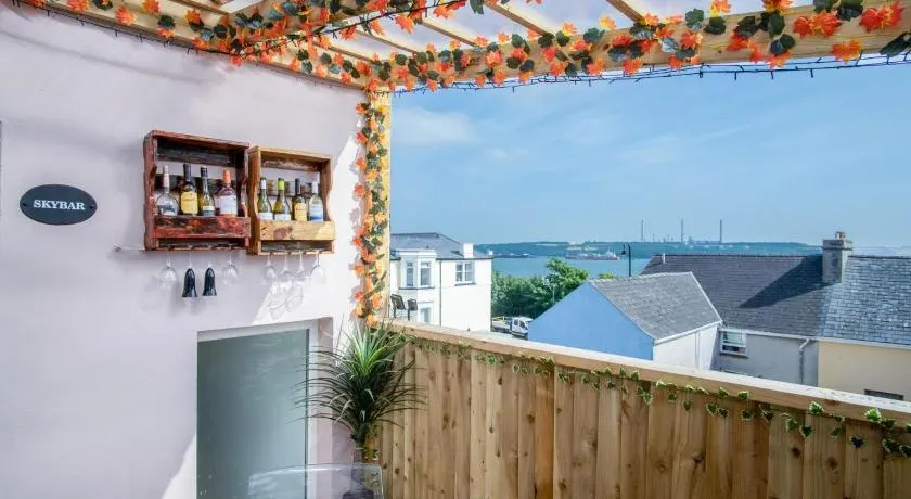 Skyfall - 2 Bedroom Apartment - Milford Haven - Image 1