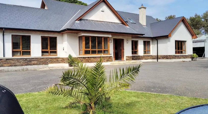 Stylish 4 bedroom house By The Sea - Image 1