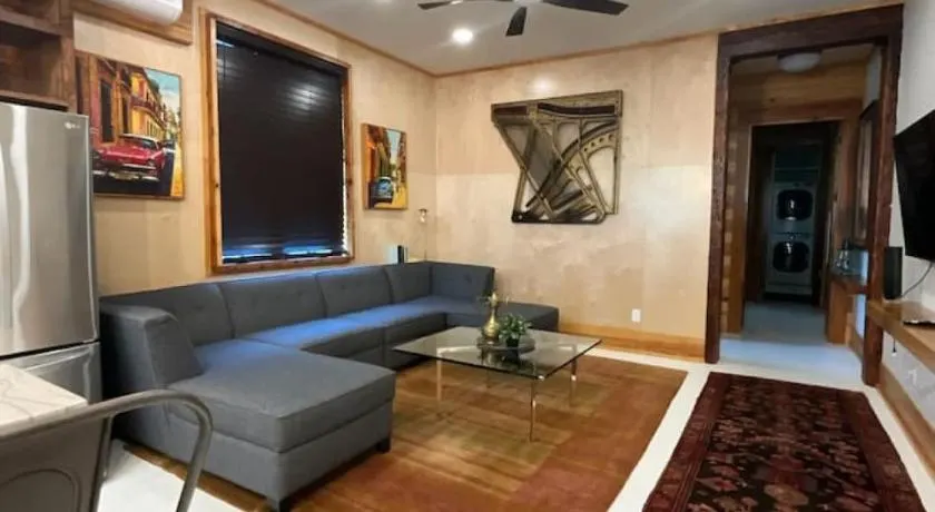Beautifully Chic, Spacious, WiFi, Near Pullman Yds - Image 1
