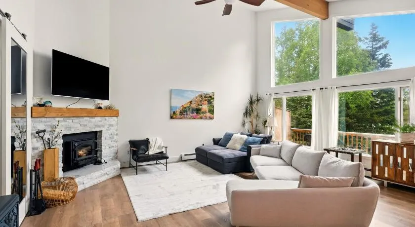 Jewel-Lake Boutique Stay - Image 1