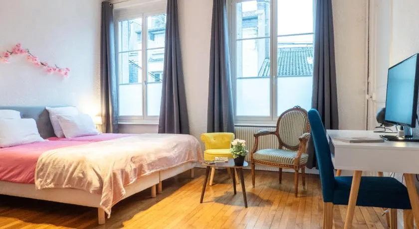 L'Amour de la Paix - City center - Garden - Near station - SmartTV65" Netflix & PrimeVideo - Warm cozy vibe - Free parking nearby with CCTV - Managed by Presta-Zen'Services - Image 1