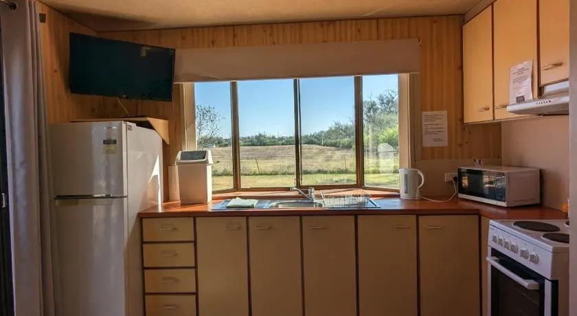 Narromine Rockwall Cabins and Caravan Park - Image 1