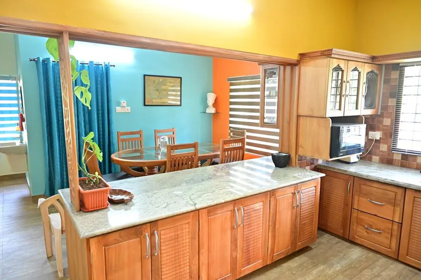 Cheerfull 4 Bedroom Home with free parking - Image 1