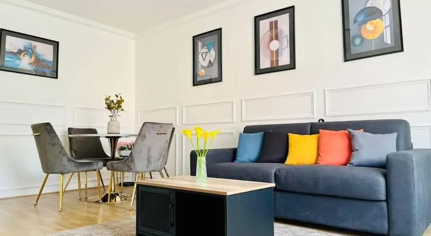 Chic Appartement Design et Securise avec parking, Proche Paris I CDG - Image 1
