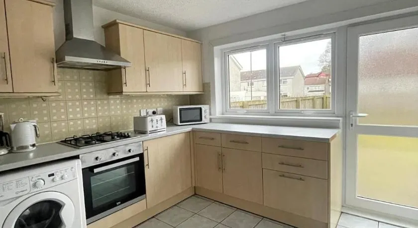Modern 3Bed home near airport with free parking - Image 1