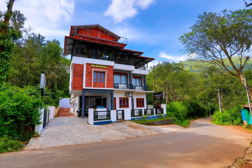 Dakshinakasi Guest House - Image 1