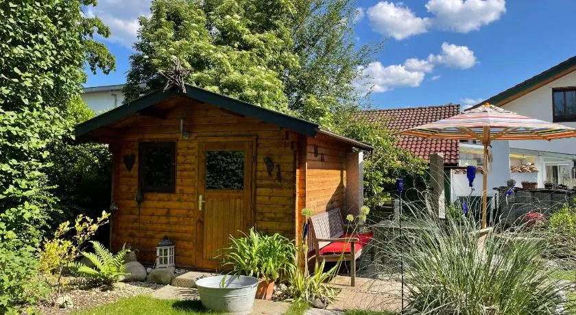 Gartenhäuschen im Grünen - Image 1