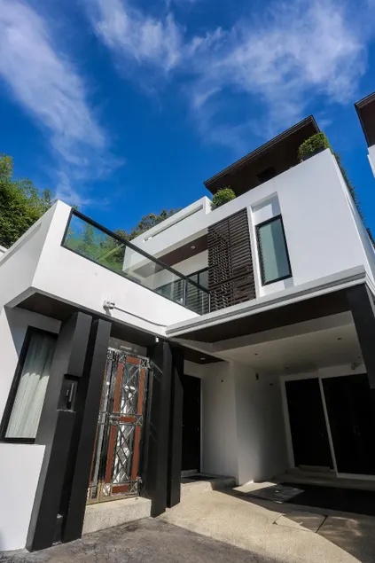 Naiharn Beach Villa - Image 1