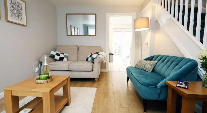 Relaxing 2-Bed Coastal Escape in Port Talbot - Image 1