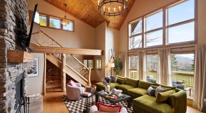 Velvet Timber Haus | HotTub, Sauna, Firepit, Games - Image 1