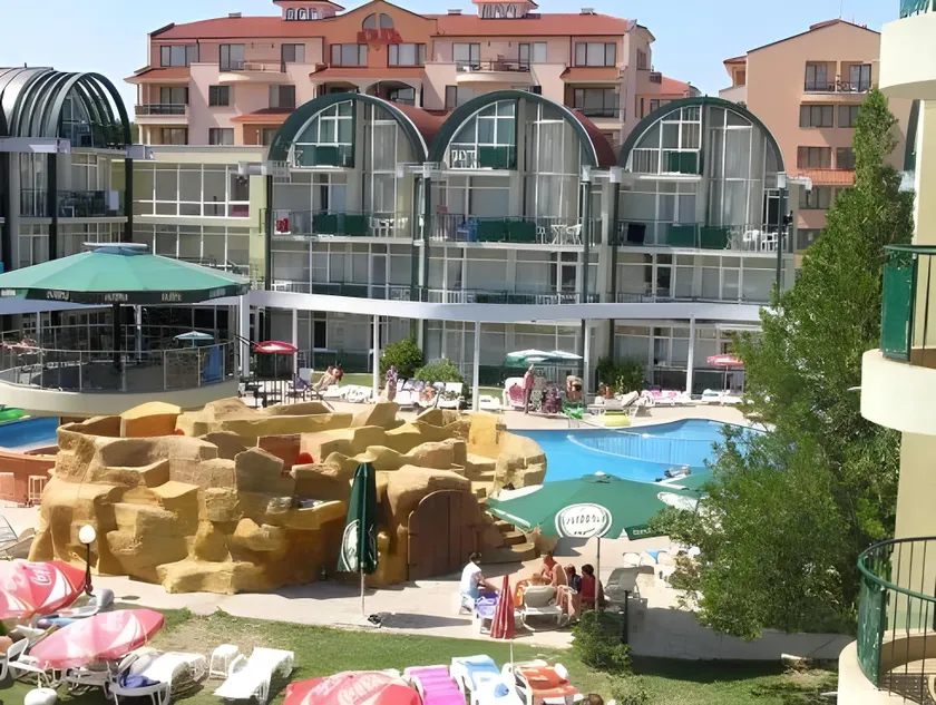 Sunny Day Club Hotel - Image 1