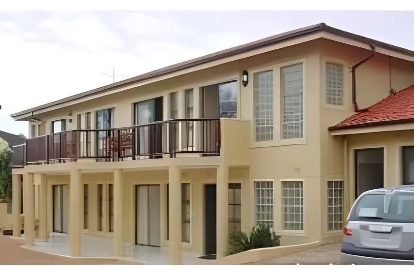 Fairways Hotel - Image 1