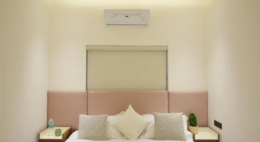 Royale Suites - Private Room - Image 1