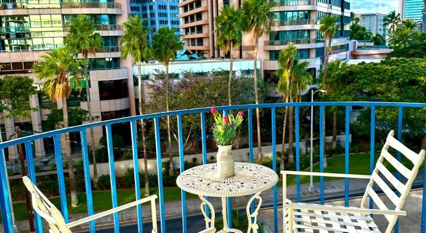 WAIKIKI 2 BEDROOMS, 1 BATH, FREE PARKING, SLEEP 6 - Image 1