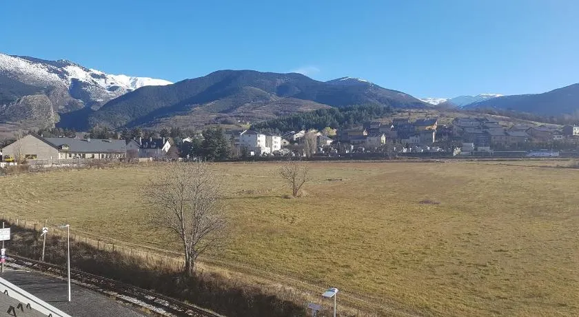 Loft mansardé du train jaune avec vue sur les montagnes - Image 1