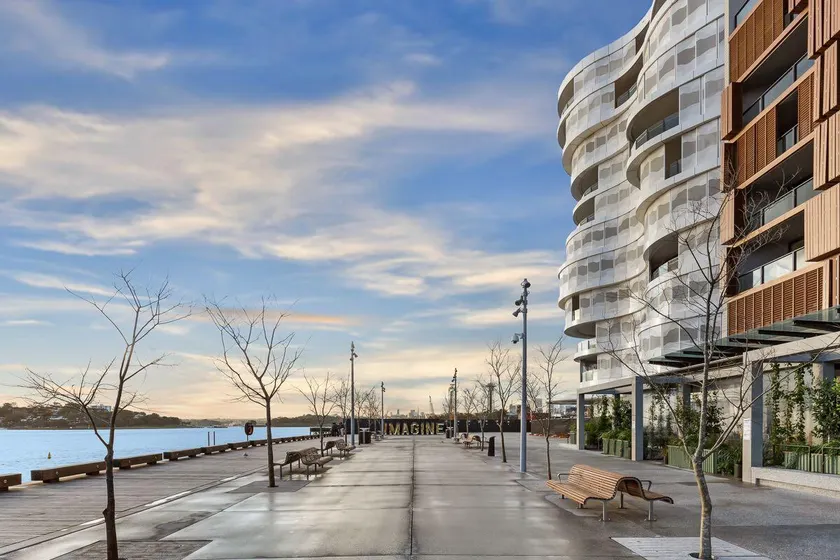 Darling Harbour Luxury Waterview 2B Apartment - Image 1