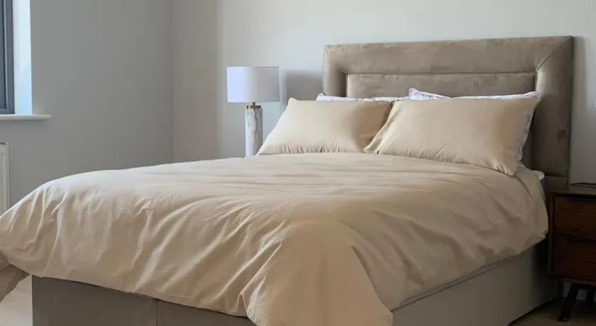 Large bedroom near to the center - Image 1