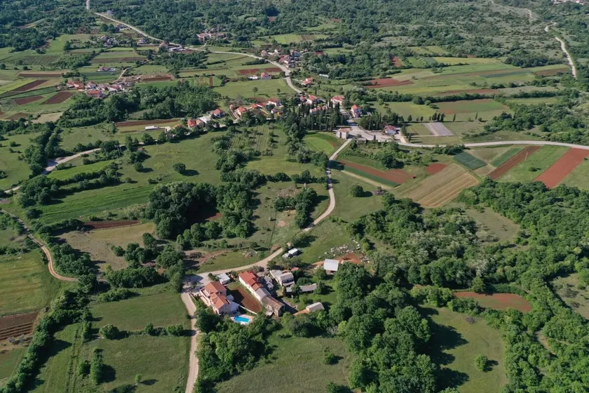 Spacious house of 400m² in the heart of Istria - Image 1