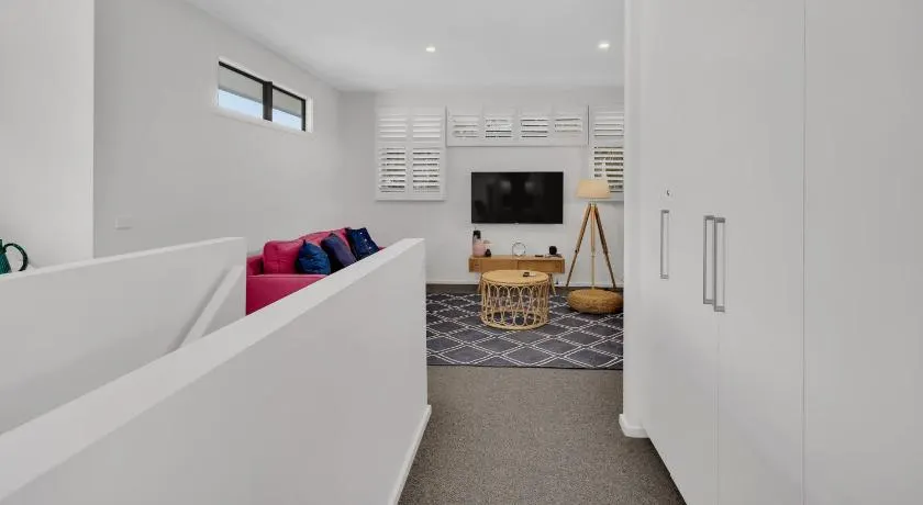 Bridge Beach House Central Barwon Heads Sleeps 12 Walk everywhere Modern beach house Disability Accessible - Image 1