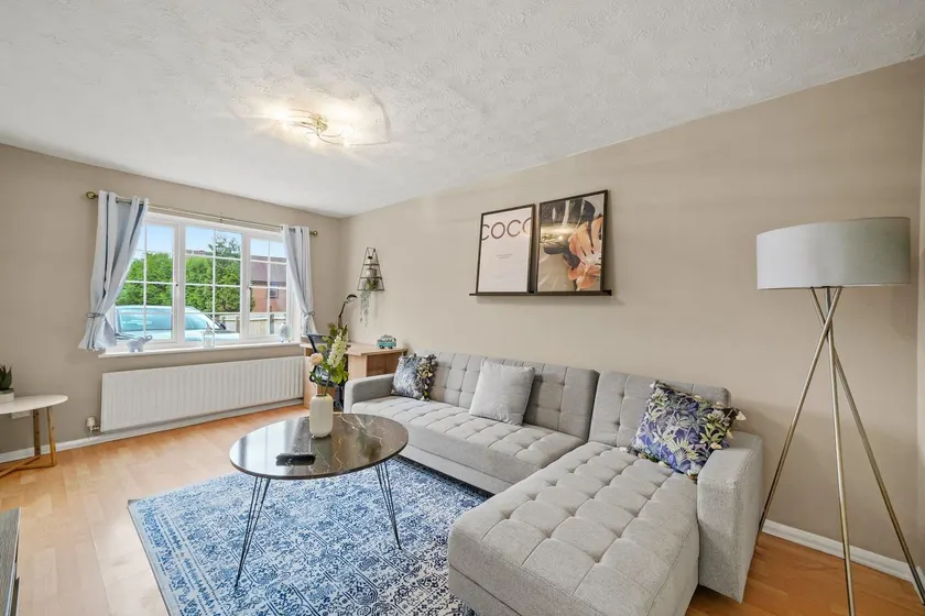 Spacious 3-Bed Home Near M1, Sky TV & Netflix Included 2x Parking Spaces Garden Fast Wifi Contractors Travellers Relocators Leisure Welcome - Image 1