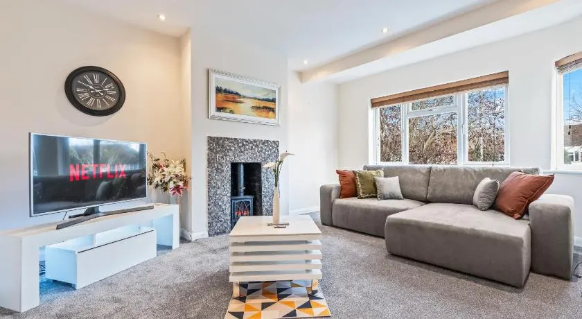 Short and Long Stay 2 Bedroom - Free Parking - Fast WiFi - Image 1