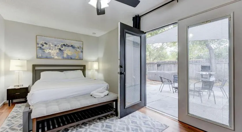 Prime Austin Jacuzzi Firepit and BBQ - Image 1