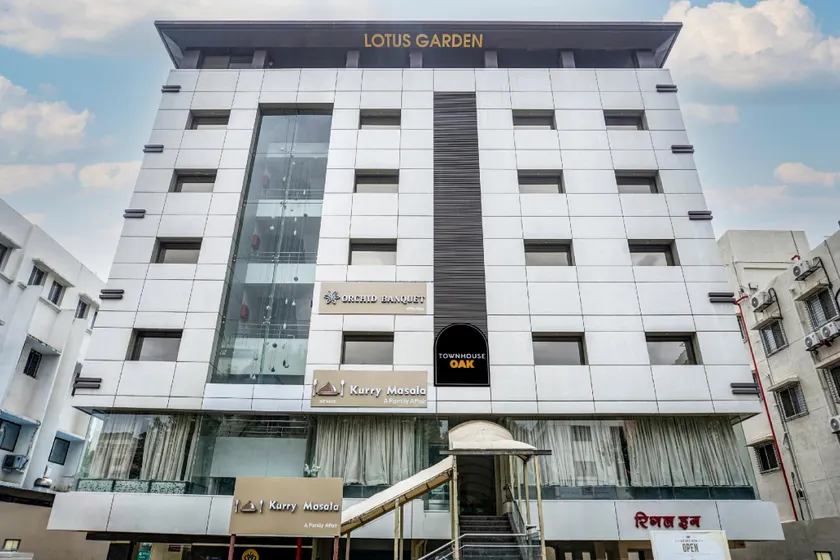 Super Townhouse OAK Regal Inn Near Sant Tukaram Nagar Metro Station - Image 1