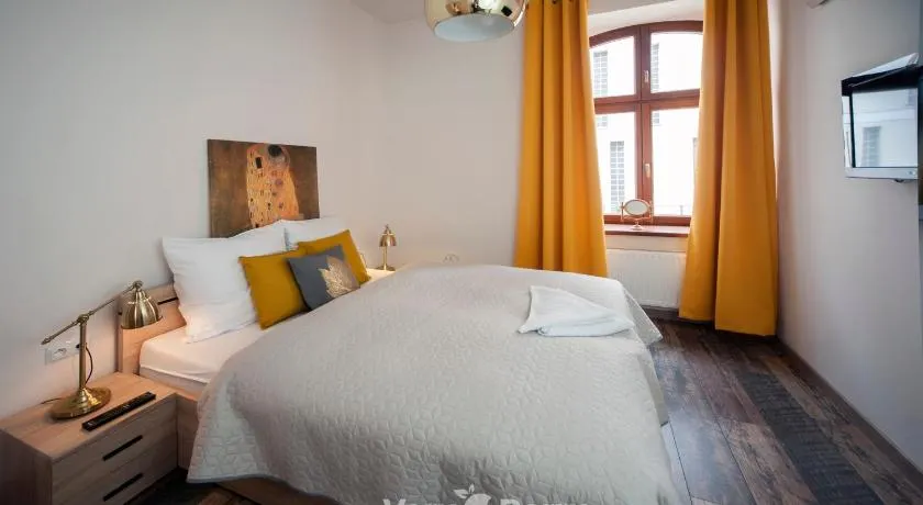 Przestronny Apartament Very Berry w Poznaniu z Dwiema Sypialniami by Noclegi Renters - Image 1