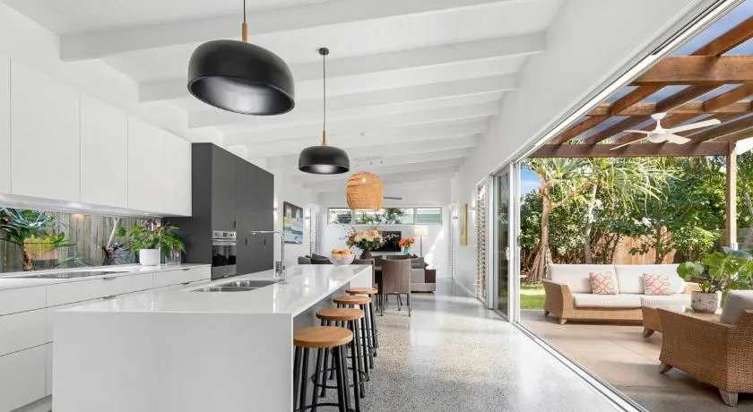Elanda St Home Luxurious Beachside Living - Image 1