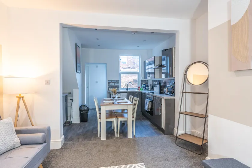 Charming House - Sleeps 5 - Free Parking, Self Check-In, Fast WiFi and Smart TV with Netflix by Yoko Property - Image 1
