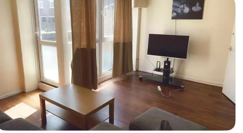 3 Bed - Sleeps 5 - Balcony - Ctrl London - Parking - Image 1