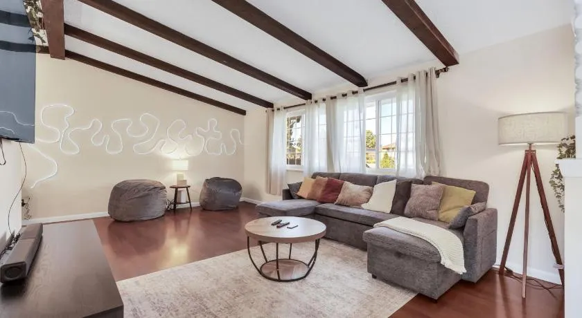 6BD Near DT - BBQ Grill, Games & Football Fun - Image 1