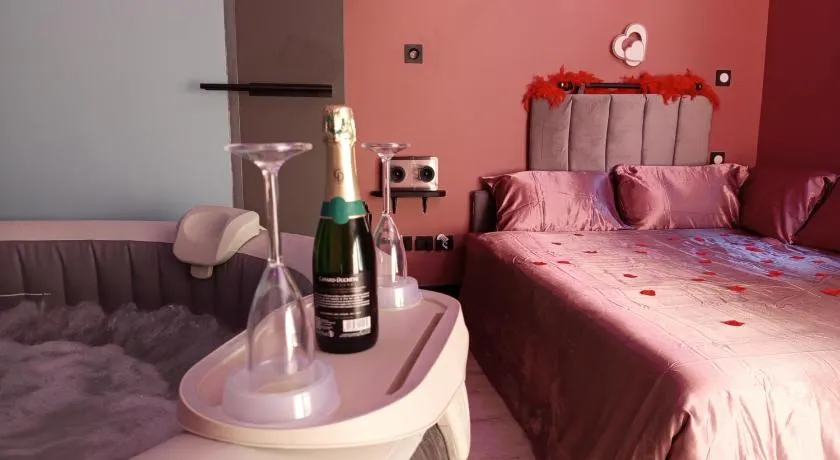 Chambre Romantique avec Spa Privé Intérieur - Image 1