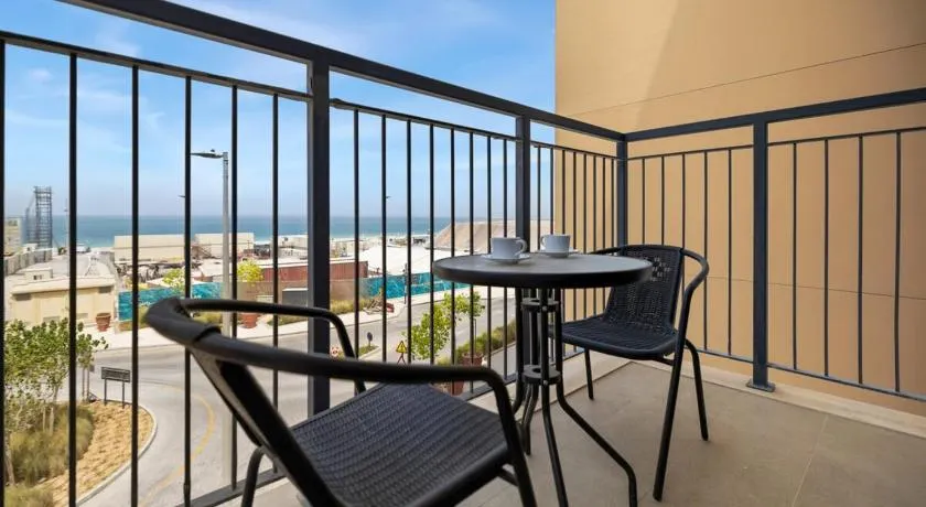La Mer Le Pont 1 Bedroom Beachside Apartment - Image 1