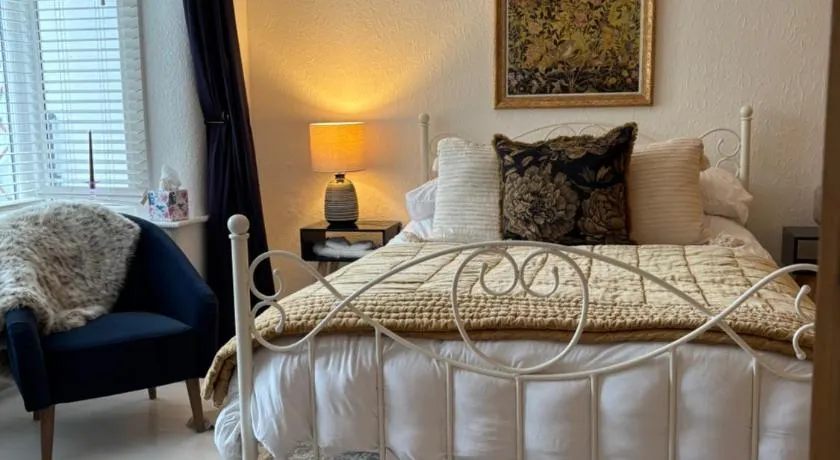 Number 78 Boutique M56 Junction 12 located 5 minutes drive from Frodsham Continental breakfast Included Entire accommodation comprises of a Large double bedroom Separate lounge with sky tv Large bathroom with a free standing bath and shower - Image 1