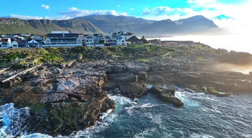Esplanade Hermanus Central Sea Views - Image 1